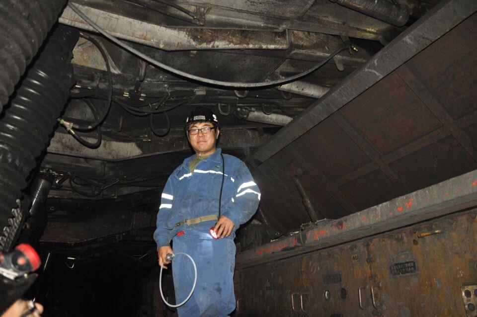 取樣人員在采煤工作面現場取樣，進行內蒙古鐵譜分析技術